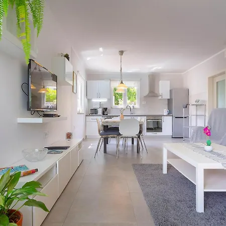 Dom wakacyjny 4 Bedroom Cozy In Donja Hlapa *