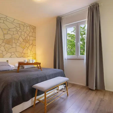 4 Bedroom Cozy In Donja Hlapa Donja Klada