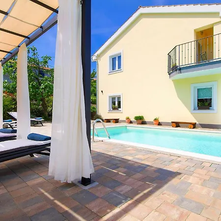 4 Bedroom Cozy In Donja Hlapa Dom wakacyjny *