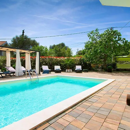 4 Bedroom Cozy In Donja Hlapa *