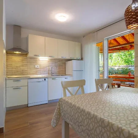 Dom wakacyjny 4 Bedroom Cozy In Donja Hlapa *