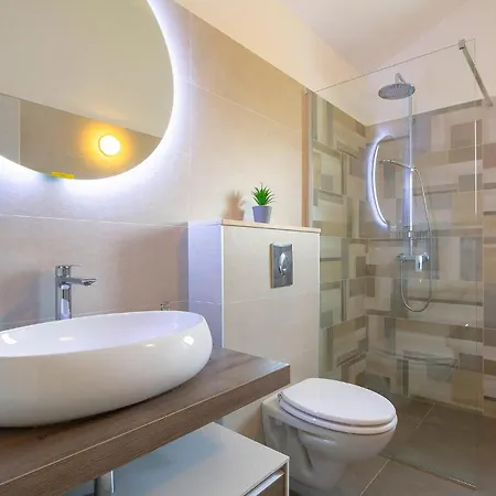 4 Bedroom Cozy In Donja Hlapa *