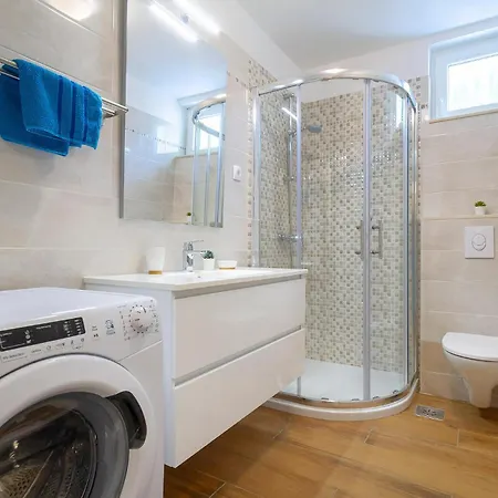 Dom wakacyjny 4 Bedroom Cozy In Donja Hlapa