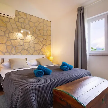 Dom wakacyjny 4 Bedroom Cozy In Donja Hlapa *