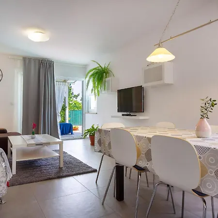 Dom wakacyjny 4 Bedroom Cozy In Donja Hlapa