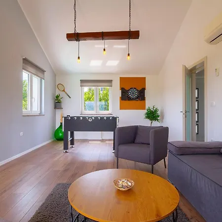 4 Bedroom Cozy In Donja Hlapa * Donja Klada
