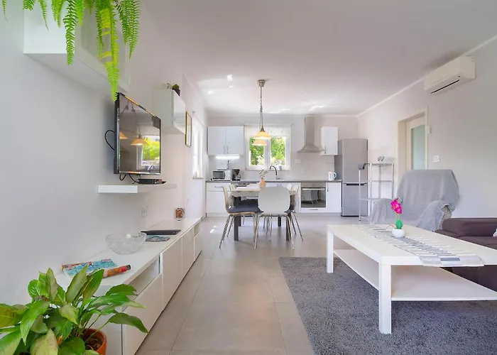 Ferienhaus 4 Bedroom Cozy In Donja Hlapa *