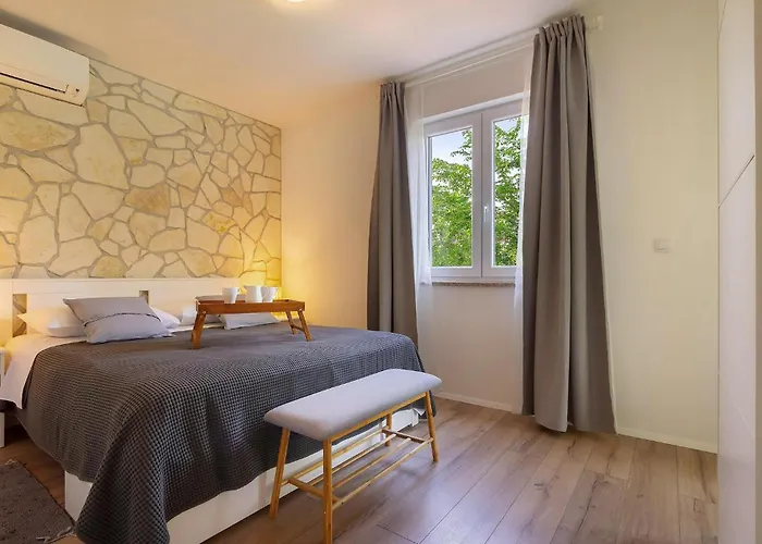 4 Bedroom Cozy In Donja Hlapa Donja Klada