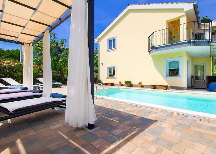 4 Bedroom Cozy In Donja Hlapa Ferienhaus *