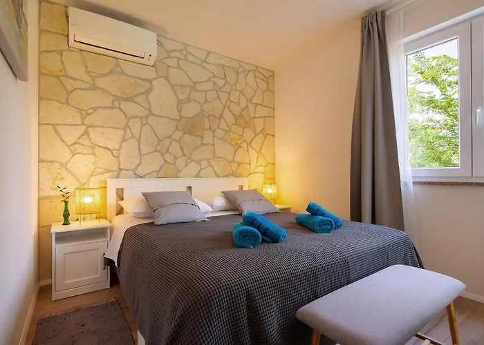 4 Bedroom Cozy In Donja Hlapa Ferienhaus