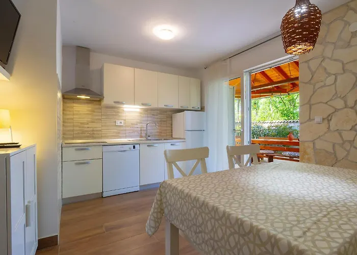 Ferienhaus 4 Bedroom Cozy In Donja Hlapa *