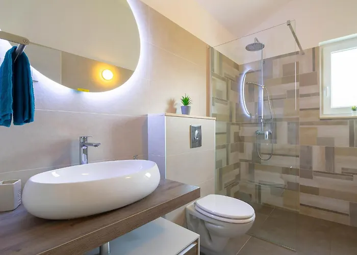 4 Bedroom Cozy In Donja Hlapa *