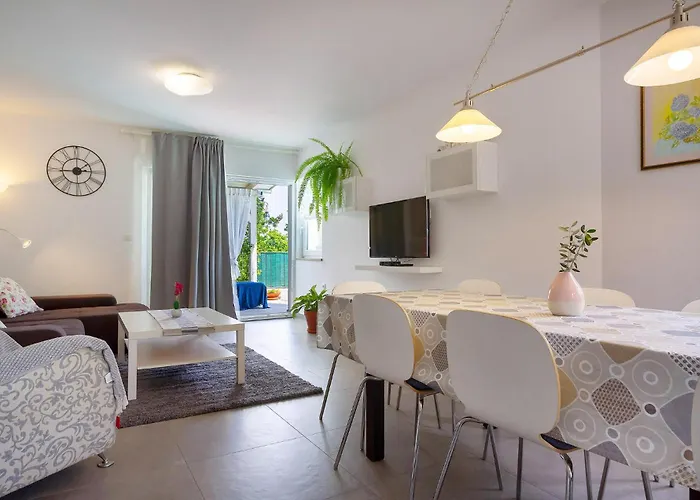 Ferienhaus 4 Bedroom Cozy In Donja Hlapa