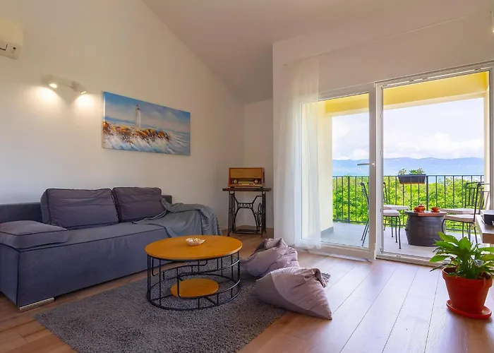 4 Bedroom Cozy In Donja Hlapa Donja Klada