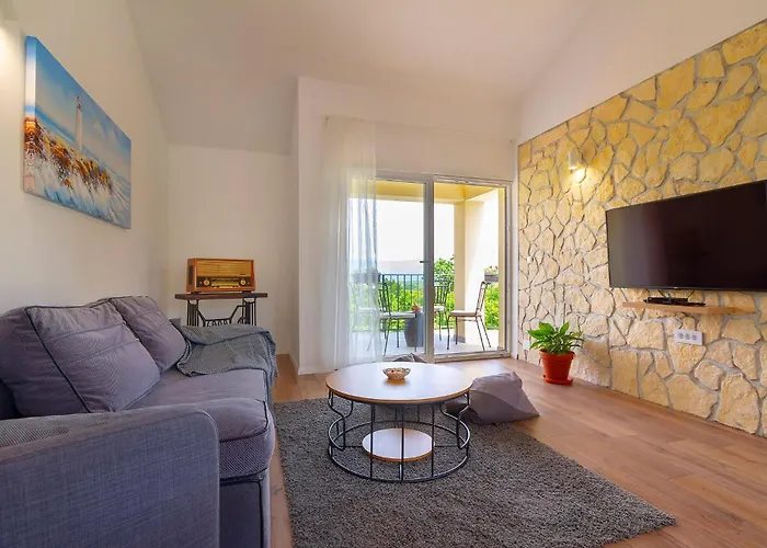 4 Bedroom Cozy In Donja Hlapa * Donja Klada
