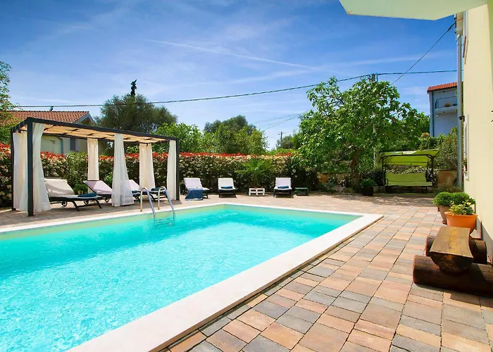 4 Bedroom Cozy In Donja Hlapa *