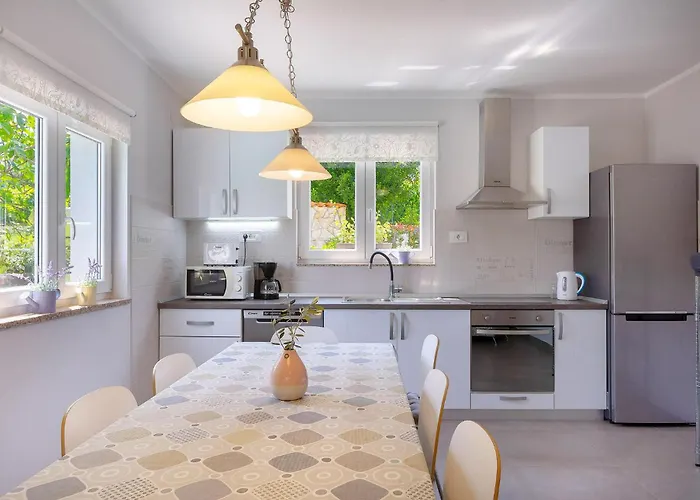 4 Bedroom Cozy In Donja Hlapa Prázdninový dům