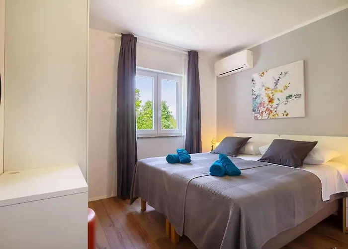 4 Bedroom Cozy In Donja Hlapa