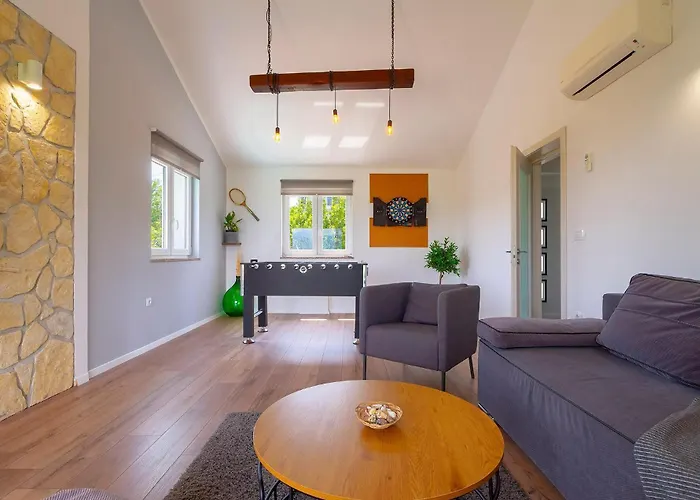 4 Bedroom Cozy In Donja Hlapa * Donja Klada